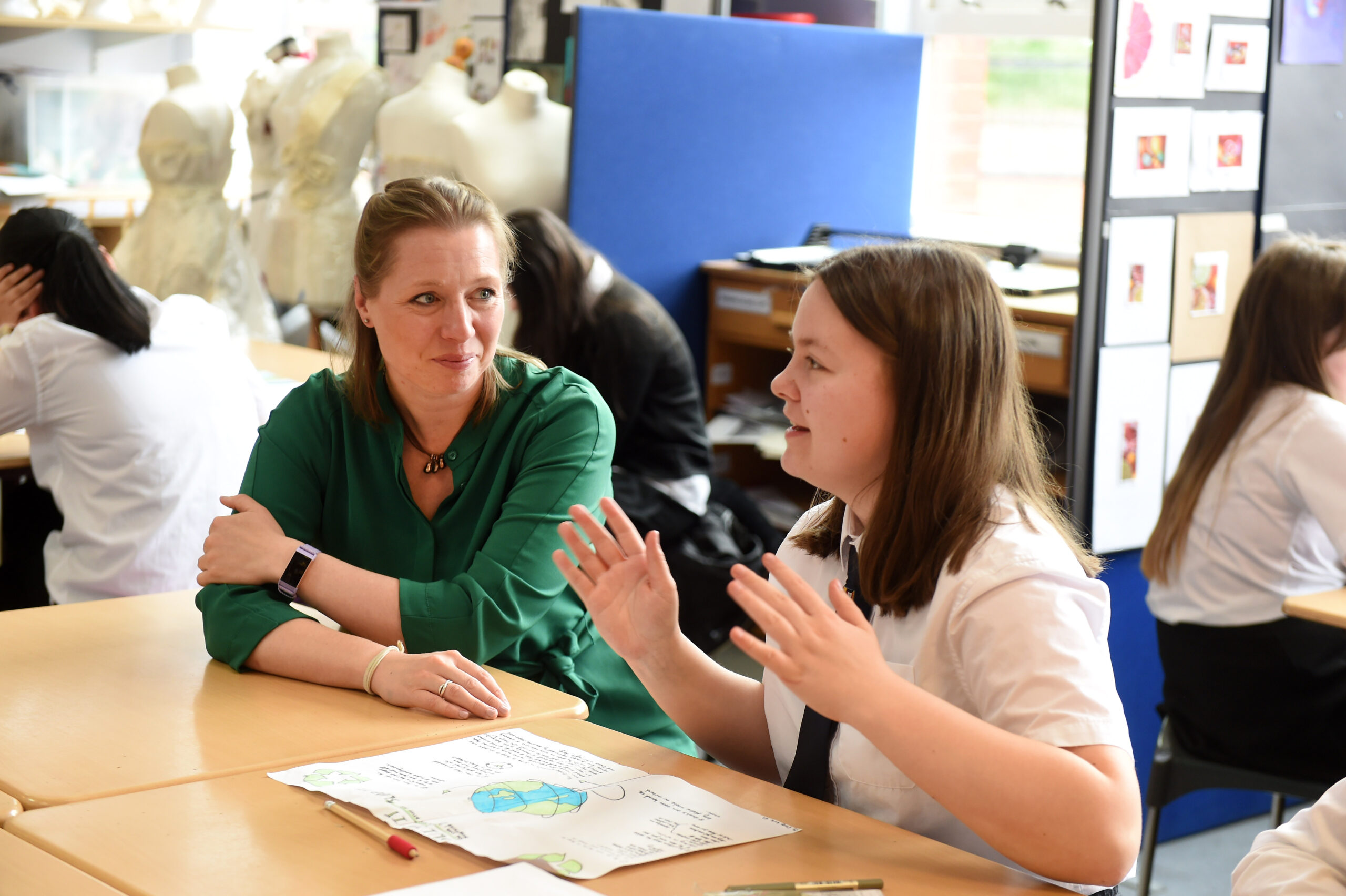 Pic credit © Ian Watson

20th May 2019
Hillhead High School,Hillhead, Glasgow.

Rebecca Ricketts from the Circular Economy team at the Chamber Of Commerce makes a judges visit to discuss the latest project with pupils and principal art teacher Ross Reid.

Rebecca Ricketts with pupil Daisy Kirk (14)